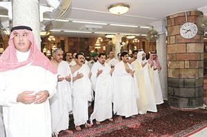 سمو رئيس الوزراء والوفد المرافق لسموه يؤدون الصلاة في المسجد الحرام