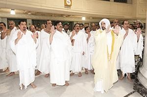 سمو رئيس الوزراء والوفد المرافق لسموه باسم الله والله اكبر اثناء تادية مناسك العمرة