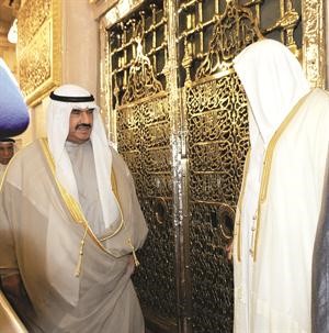 سمو رئيس الوزراء الشيخ ناصر المحمد امام قبر الرسول صلى الله عليه وسلم في الحرم المدني