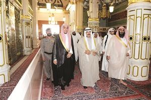 سمو الشيخ ناصر المحمد في المسجد النبوي الشريف