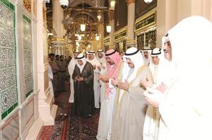 السلام على رسول الله صلى الله عليه وسلم وصاحبيه وقراءة الفاتحة 