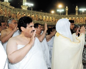سمو رئيس الوزراء الشيخ ناصر المحمد خلال ادائه مناسك العمرة