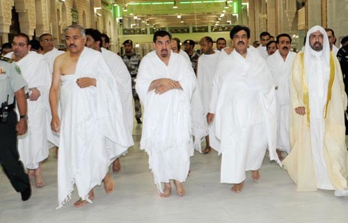 سمو رئيس الوزراء الشيخ ناصر المحمد وداسماعيل الشطي وفيصل الحجي ورئيس التحرير الزميل يوسف خالد المرزوق والزميل احمد الجارالله في السعي بين الصفا والمروة
