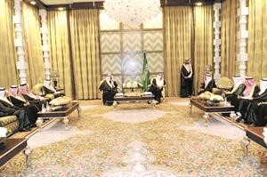 صاحب السمو الملكي الامير نايف بن عبدالعزيز وسمو رئيس مجلس الوزراء الشيخ ناصر المحمد والوفد المرافق لسموه خلال حديث ودي على هامش مادبة العشاء
