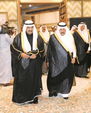 صاحب السمو الملكي الامير نايف وسمو الشيخ ناصر المحمد متوجهين الى مادبة العشاء