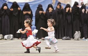 طفلتان يمنيتان تلعبان خلال تظاهرة نسائية مناهضة لعلي عبدالله صالح امس 	اپ﻿