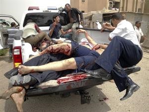 سيارة تنقل المصابين الى مستشفى التاجي امس	اپ﻿