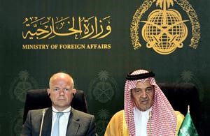 وزير الخارجية السعودي الامير سعود الفيصل خلال مؤتمر صحافي في جدة مع نظيره البريطاني وليام هيغاپ