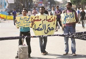 جانب من التظاهرات في السويس امس احتجاجا على الافراج عن الضباط المتهمين بقتل الثوار		افپ﻿
