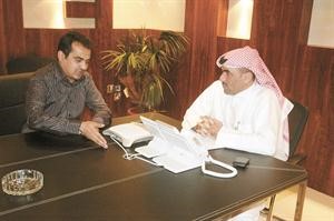 المؤلف دخيل النبهان متحدثا للزميل مفرح الشمري حسن حسيني