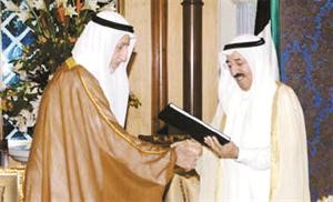 صاحب السمو الامير الشيخ صباح الاحمد يتسلم تقرير الديوان من عبدالعزيز العدساني﻿