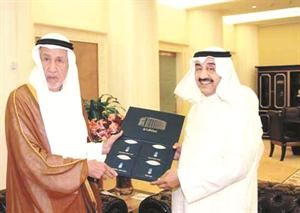 عبدالعزيز العدساني يسلم تقارير الديوان الى جاسم الخرافي﻿
