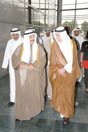 سمو رئيس الوزراء الشيخ ناصر المحمد في احدى زياراته الى الديوان﻿