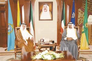 سمو ولي العهد الشيخ نواف الاحمد في احد لقاءاته مع العدساني﻿