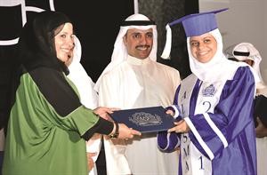 مرزوق الغانم وتهاني الخميس يكرمان احدى الخريجات﻿