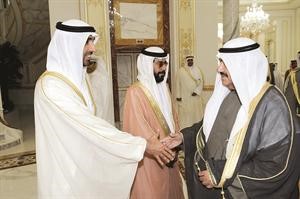 سمو رئيس الوزراء الشيخ ناصر المحمد مصافحا احد مستقبليه في قصر الروضة﻿