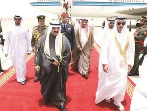 سمو رئيس الوزراء الشيخ ناصر المحمد لدى وصوله الى مطار مدينة العين﻿
