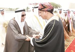 عبدالرحمن العتيقي مصافحا فهد بن محمود ال سعيد
