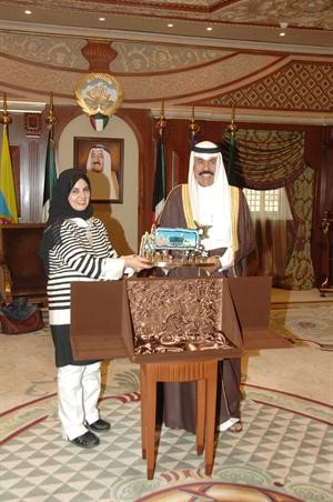 سمو ولي العهد الشيخ نواف الاحمد يتسلم درعا تذكارية من دسميرة السعد﻿