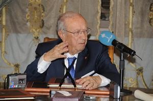 رئيس الوزراء التونسي للحكومة المؤقتة الباجي قائد السبسي متحدثا للصحافيين هاني الشمري
