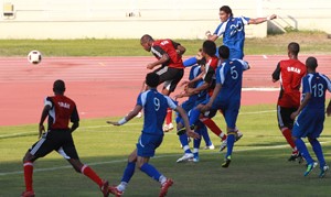 يوسف ناصر يسجل الكرة براسه في مرمى عمان