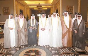 الفريق الشيخ سيف بن زايد ال نهيان وسمو رئيس الوزراء الشيخ ناصر المحمد خلال مادبة الغداء﻿