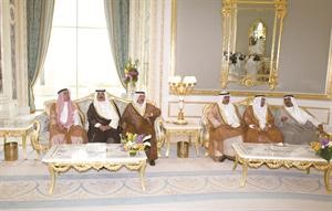 الشيخ دمحمد الصباح وداسماعيل الشطي وفيصل الحجي والشيخ سالم الجابر وخالد الجارالله﻿