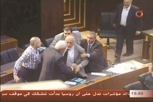 نواب يحاولون منع النائب عاصم قانصوه بعث من الاشتباك مع النائب خالد الضاهر المستقبل بعد ارتفاع حدة السجال بينهما﻿