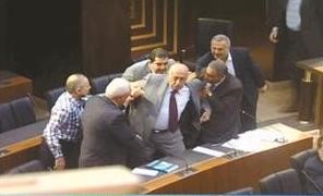 نواب يحاولون منع زميلهم عاصم قانصوه من الاشتباك مع النائب خالد ضاهر 