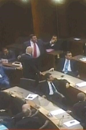  والنائب ضاهر اثناء التلاسن مع قانصوه