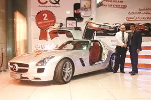 الفائز مظفر ابراهيم يتسلم مفتاح سيارة مرسيدس - بنز SLS﻿