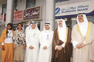 لقطة جماعية للعجيل ومحافظ الجهراء وبعض العاملين في الفرع الجديد﻿