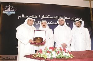 الدوب متسلما درع التكريم من راعي الحفل﻿