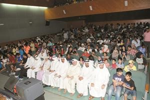 الاطفال مع اسرهم في مسرح الشامية﻿