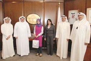 الوطني مكرما احدى الطالبات المتفوقات﻿