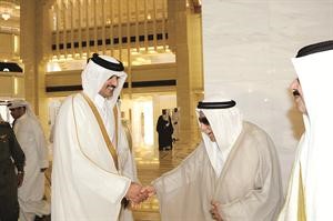 عبدالرحمن العتيقي مصافحا سمو الشيخ تميم بن حمد ال ثاني﻿