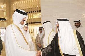 الشيخ دمحمد الصباح مصافحا سمو الشيخ تميم بن حمد﻿