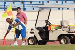حسين بوحمد يساعد في تجهيز الملعب قبل مباراة عمان	 عدنان الحاج علي﻿