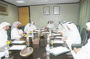 محمد الكندري خلال اجتماعه مع وليد الشعيب واحمد سعد الجاسر وممثلي المساجد والجمعيات الخيرية﻿