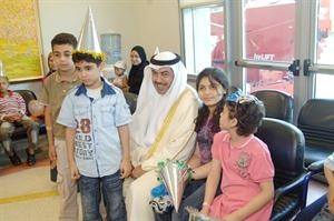 علي الدقباسي خلال زيارته الى مستشفى سرطان الاطفال 57357 امس ناصر عبدالسيد