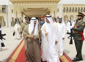 سمو رئيس الوزراء الشيخ ناصر المحمد لدى مغادرته الامارات وفي وداعه سمو الفريق الشيخ سيف بن زايد ال نهيان﻿