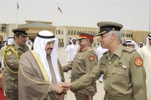 سمو رئيس الوزراء الشيخناصر المحمد مصافحا مودعيه لدى مغادرته الامارات﻿