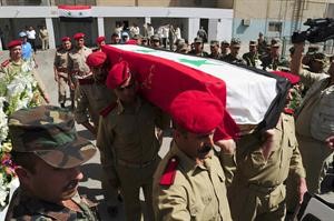 افراد من الجيش السوري يحملون نعش احد شهدائه خارج مستشفى دمشق