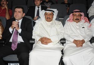 متعب المهنا يتوسط سهل العجمي والسفير الاذربيجاني﻿