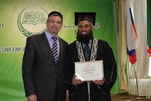 الداعية حمد السنان يتسلم شهادة الدكتوراه الفخرية
