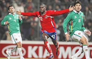 مهاجم كوستاريكا جول كامبيل يحتفل بهدفه في مرمى بوليفيا اپ