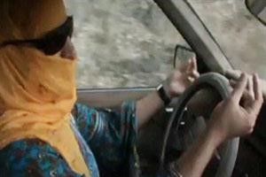 الشاب السعودي يقود السيارة بزي نسائي﻿