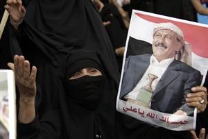  ومؤيدة له ترفع صورته خلال تظاهرة امس في صنعاء 	افپ﻿