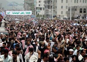 الاف من المتظاهرين يرددون شعارات مناهضة للرئيس علي عبدالله صالح﻿