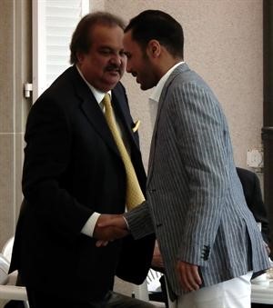 النائب مرزوق الغانم مصافحا السفير ضرار رزوقي﻿